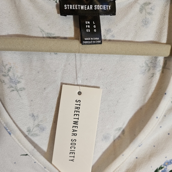 3/$25 🆕 Streetwear Society White with Blue Flowers Deep V Crop Top sz Large - Picture 2 of 6